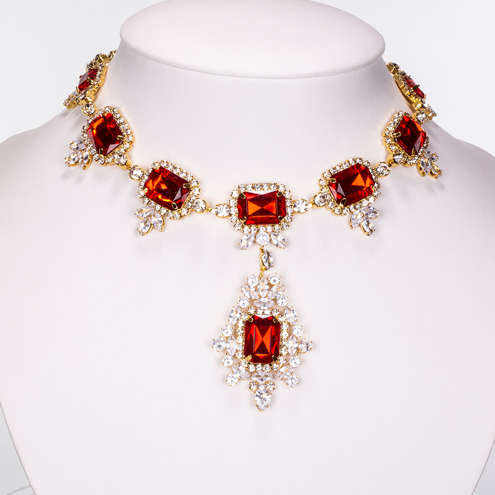 Conjunto de Aleación Bañado en Oro con Cristal Emporia® Rojo y Cristal Emporia® Blanco ( Collar +Pendientes )