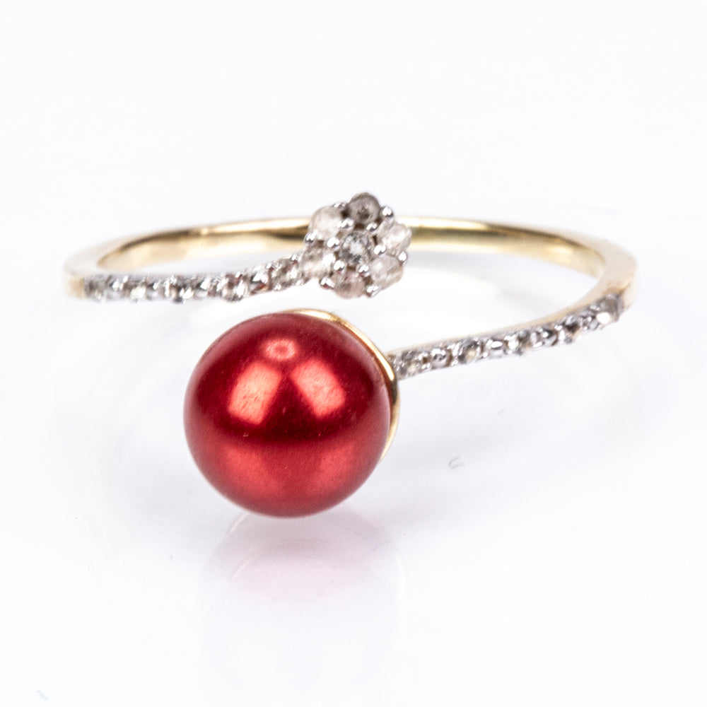 Anillo de Plata Bañada en Oro con Perla roja de río y Topacio Blanco