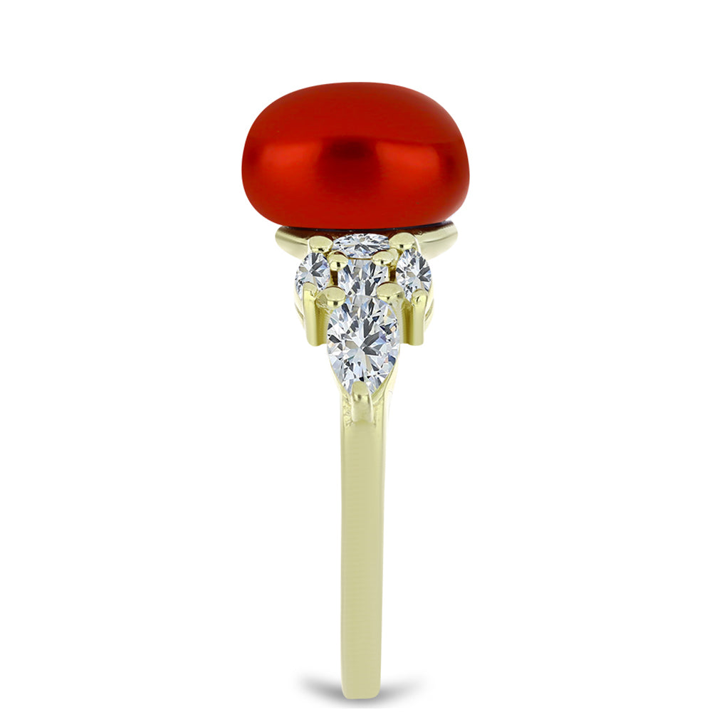 Anillo de Plata Bañada en Oro con Perla roja de río y Topacio Blanco