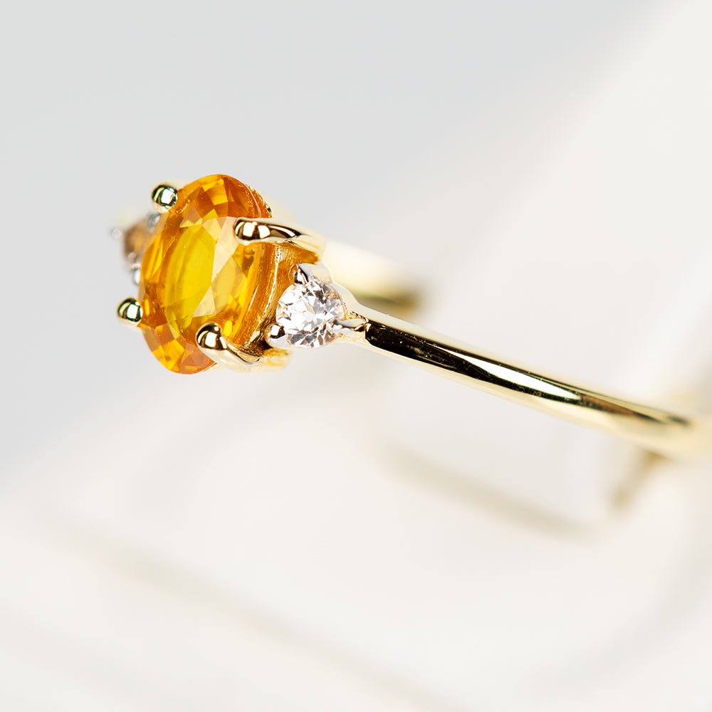 Anillo de Plata Bañada en Oro con Zafiro Amarillo Rosebery y Topacio Blanco