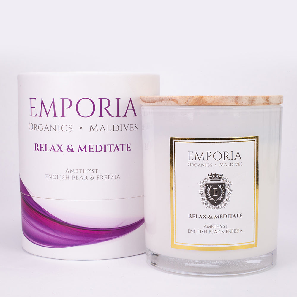Vela de vidrio orgánico Emporia MALDIVAS - RELAX & MEDITATE, con aroma de amatista, pera inglesa y fresia, 100 % cera de soja, 230 g