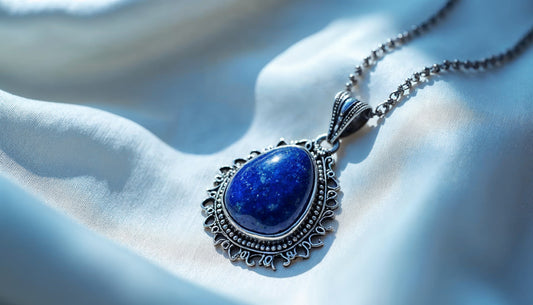 Elegancia azul profunda: ¿Cómo lucir joyas de aguamarina y lapislázuli en verano?