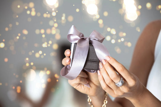 ¿Regalar plata u oro? Te ayudamos a elegir la joya perfecta  Cuando una joya es mucho más que una sorpresa