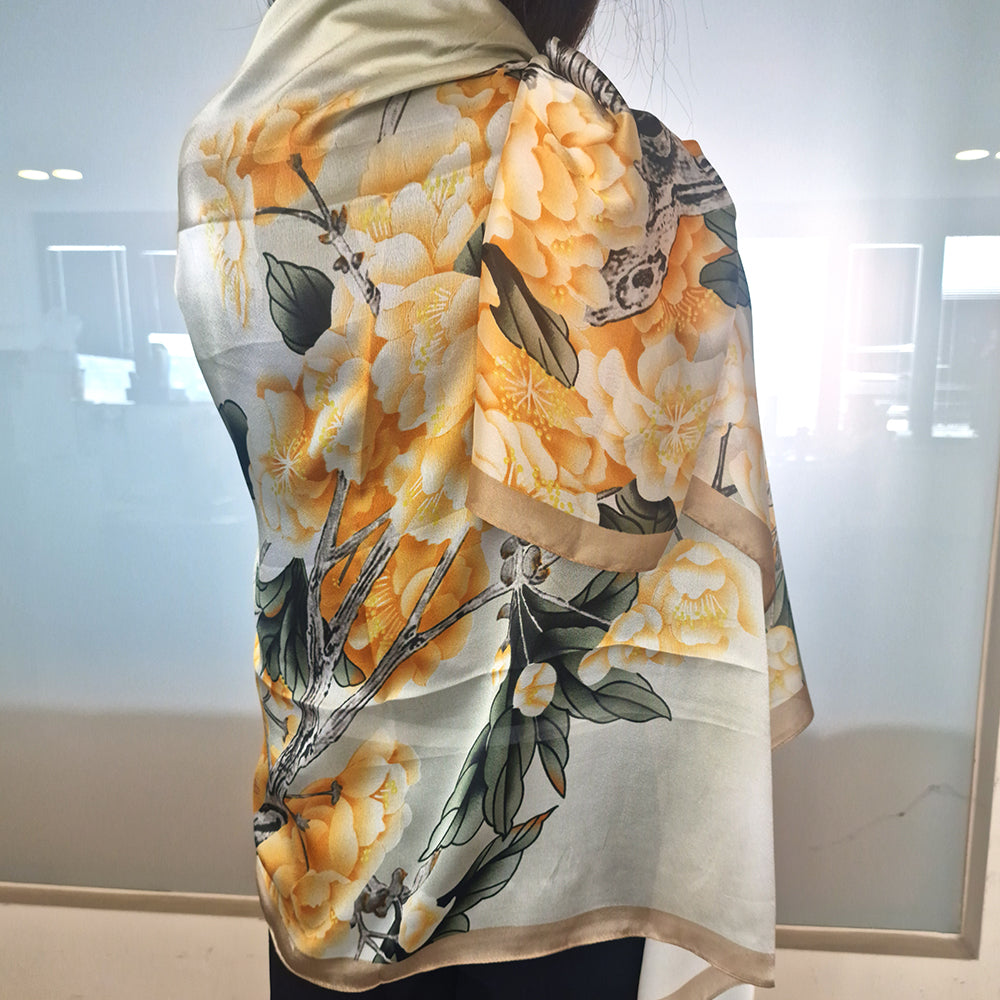Bufanda con estampado de jardín floral, amarilla, 85 × 180 cm, 100 % seda vegana. 3 