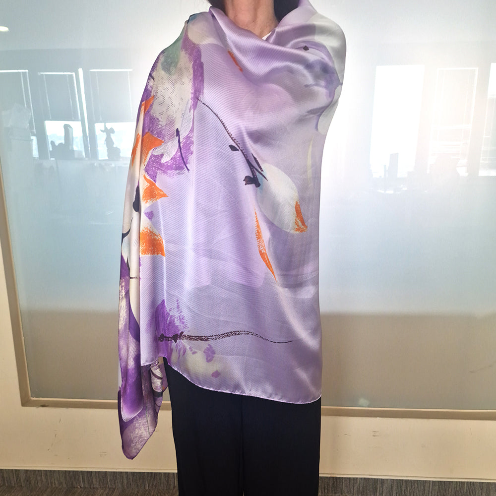 Bufanda con estampado de loto nocturno, color morado, 85 × 180 cm, 100 % seda vegana.