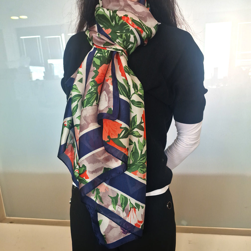 Bufanda con estampado de orquídeas, azul, 85 × 180 cm, 100 % seda vegana. 2 