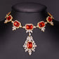 Conjunto de Aleación Bañado en Oro con Cristal Emporia® Rojo y Cristal Emporia® Blanco ( Collar +Pendientes )
