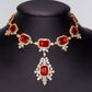 Conjunto de Aleación Bañado en Oro con Cristal Emporia® Rojo y Cristal Emporia® Blanco ( Collar +Pendientes )