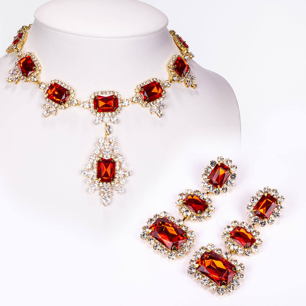 Conjunto de Aleación Bañado en Oro con Cristal Emporia® Rojo y Cristal Emporia® Blanco ( Collar +Pendientes )