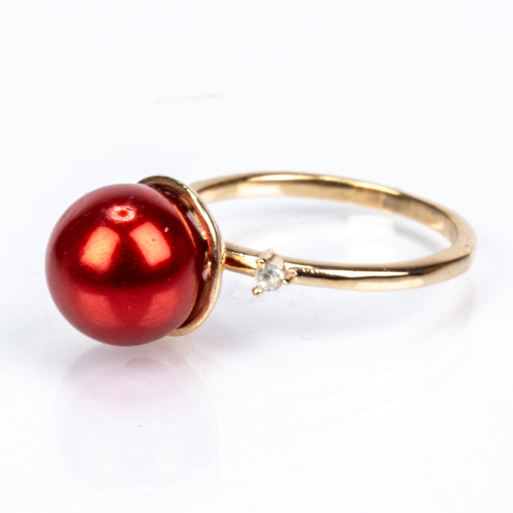 Anillo de Plata Bañada en Oro con Perla roja de río y Topacio Blanco