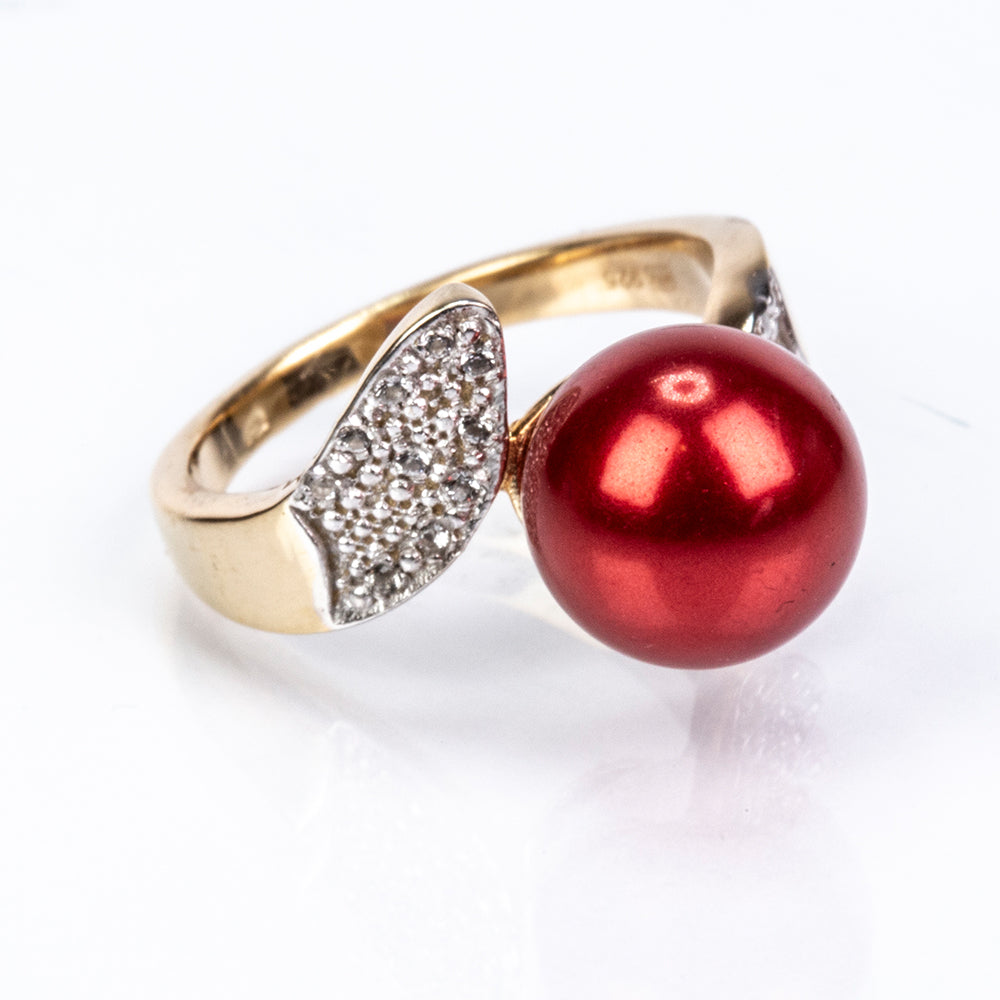 Anillo de Plata Bañada en Oro con Perla roja de río y Topacio Blanco
