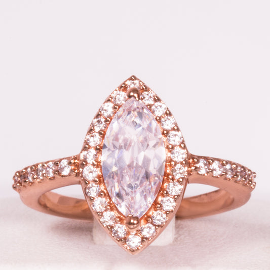 Anillo de Aleación Bañado en Oro con Cristal Emporia® Blanco ( Anillo )