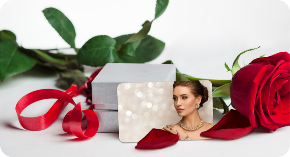 Tarjeta plástica de regalo en un sobre rojo 1 