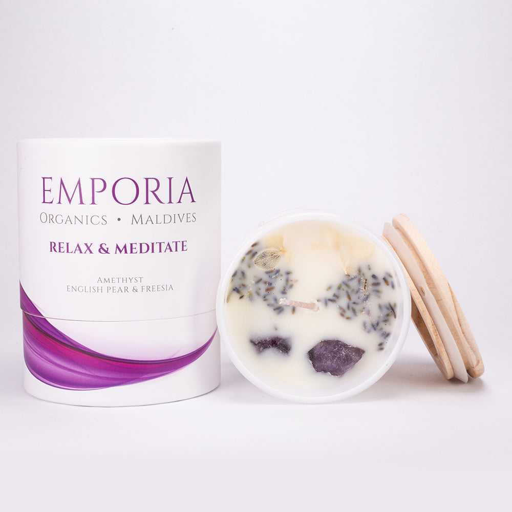 Vela de vidrio orgánico Emporia MALDIVAS - RELAX & MEDITATE, con aroma de amatista, pera inglesa y fresia, 100 % cera de soja, 230 g