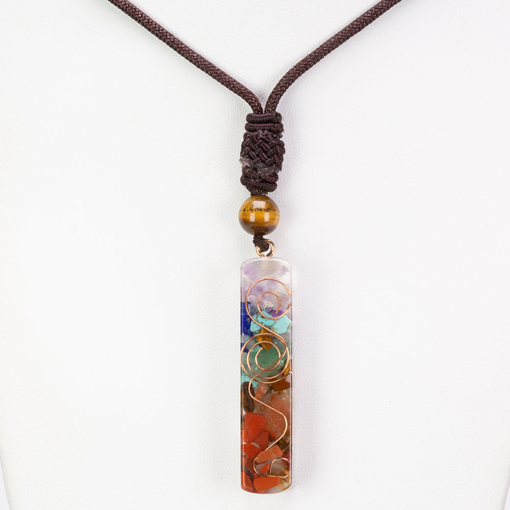 Juego de regalo Emporia de 9 piezas de 7 velas de cristal de chakra, colgante de chakra y pulsera de chakra con amatista, lapislázuli, citrino, aventurina verde, ojo de tigre, jaspe rojo y cuarzo transparente
