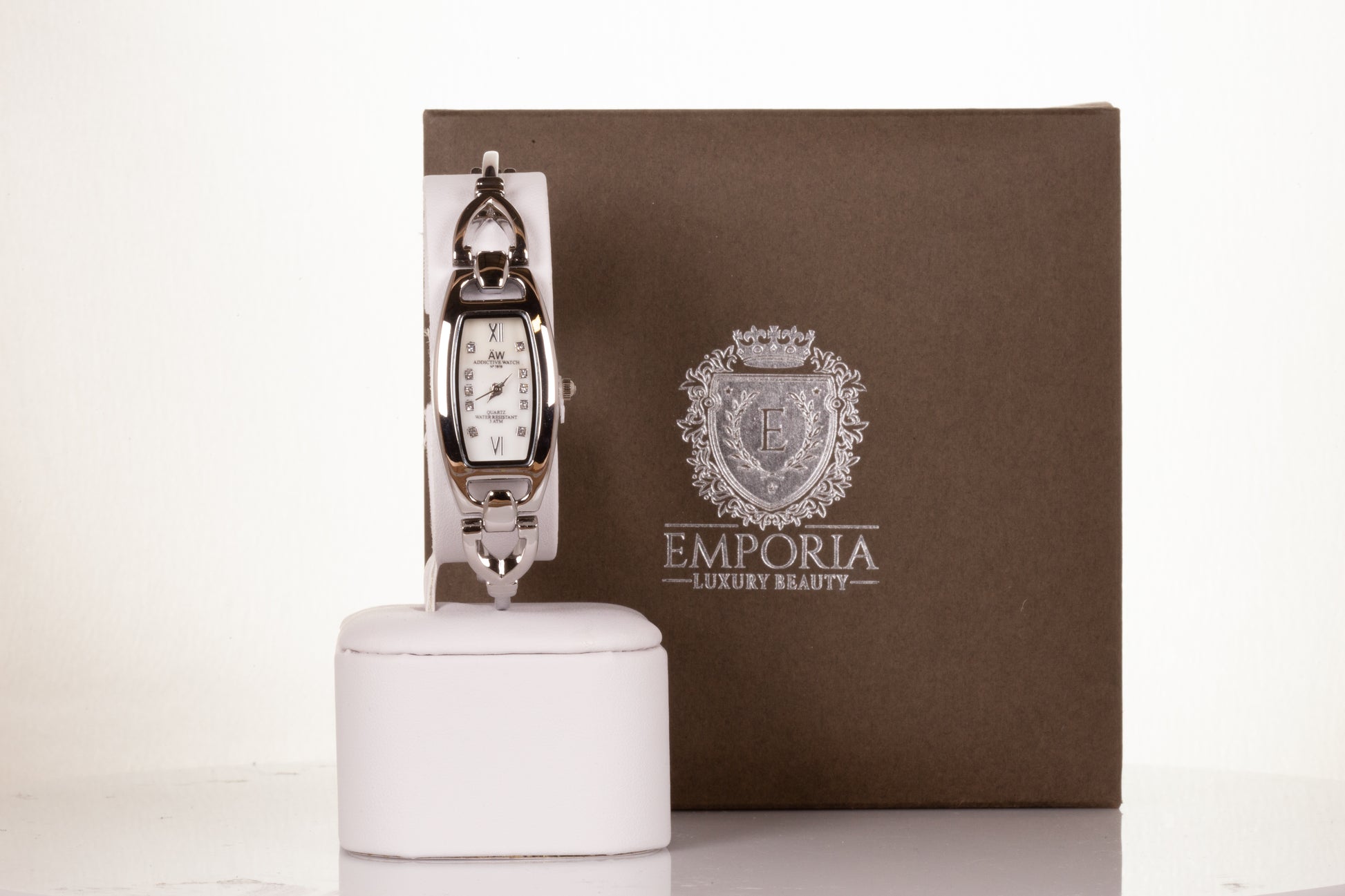 Reloj de pulsera AW para mujer de aleación de PLATA con un pequeño triángulo con una fina correa triangular y cristales de cuarzo con una caja de regalo. 2 