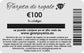 Tarjeta plástica de regalo en un sobre rojo
